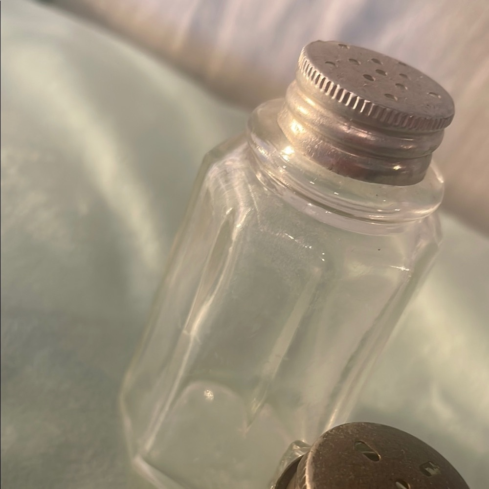 Set of Clear Glass Shakers vintage - Picture 4 of 4